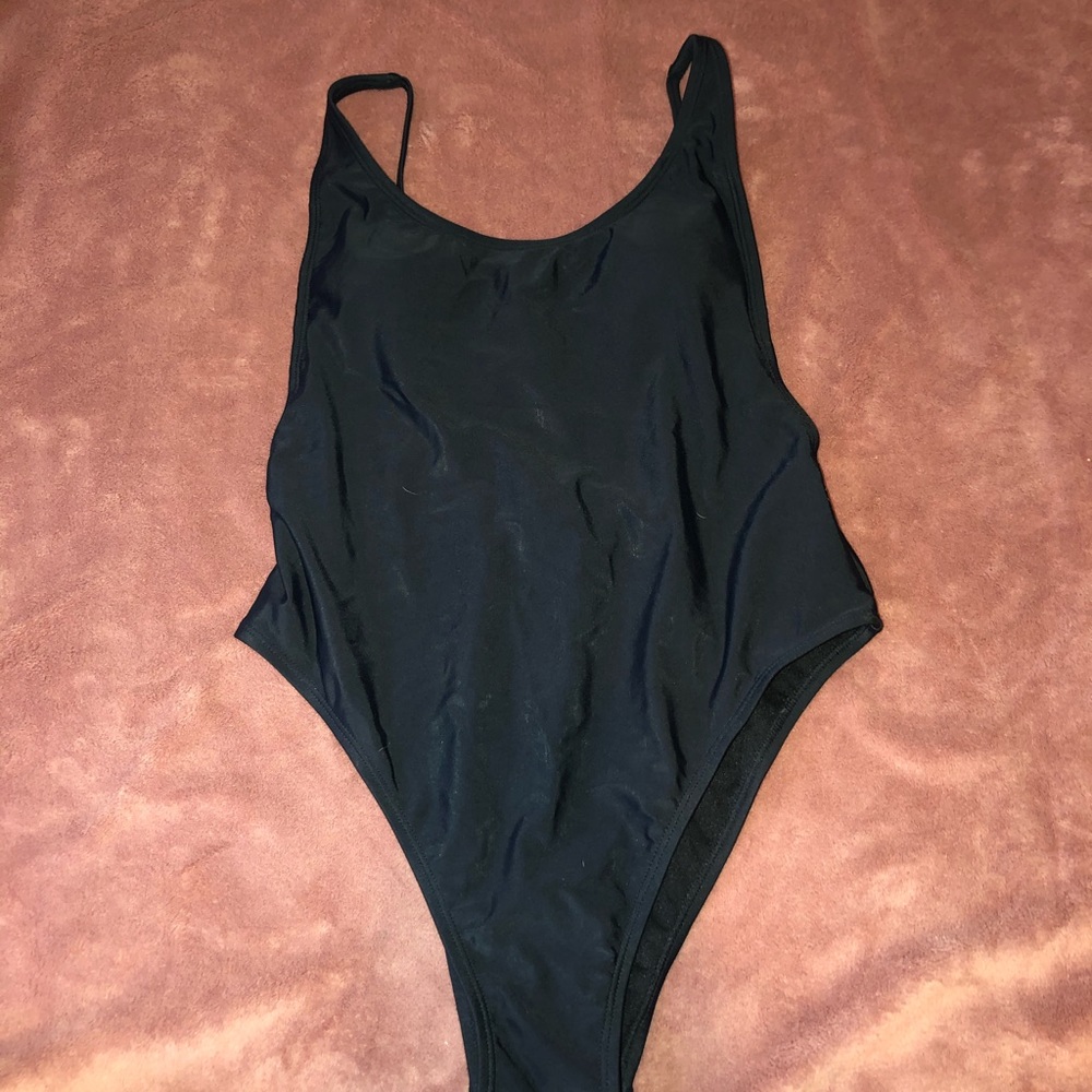 One piece black baiting suit